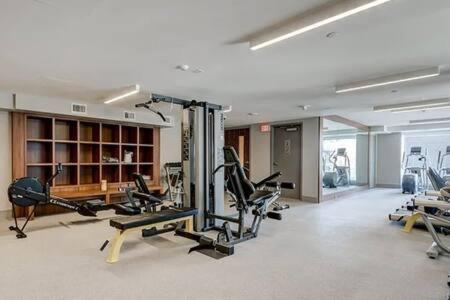Guest Favorite Riverside Retreat- Walking Trails, Downtown Near Stampede! Free Banff Pass, Wine, Gym, Parking! YYC Екстериор снимка